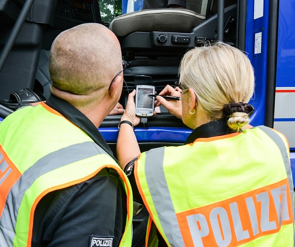 Hilfe bei Kontrolle von Lkw durch Polizei, Zoll und BAG Hilfe bei Kontrolle von Lkw durch Polizei, Zoll und BAG