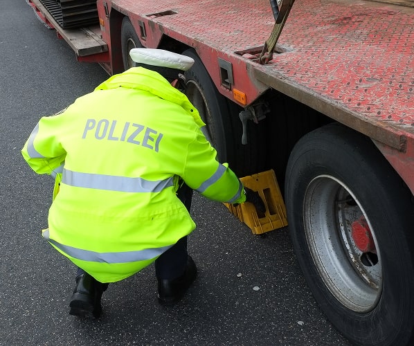 Hilfe bei Kontrolle von Lkw durch Polizei, Zoll und BAG Hilfe bei Kontrolle von Lkw durch Polizei, Zoll und BAG
