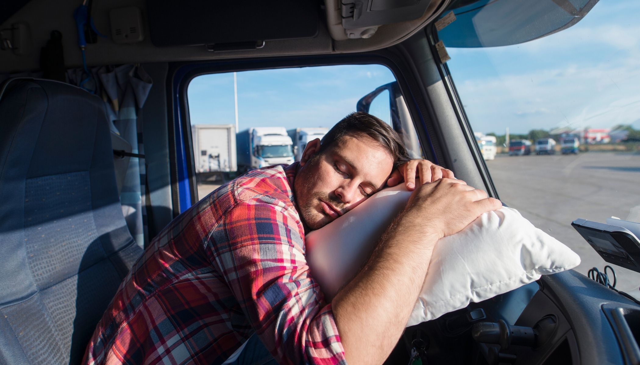 Водитель грузовика спит за рулем