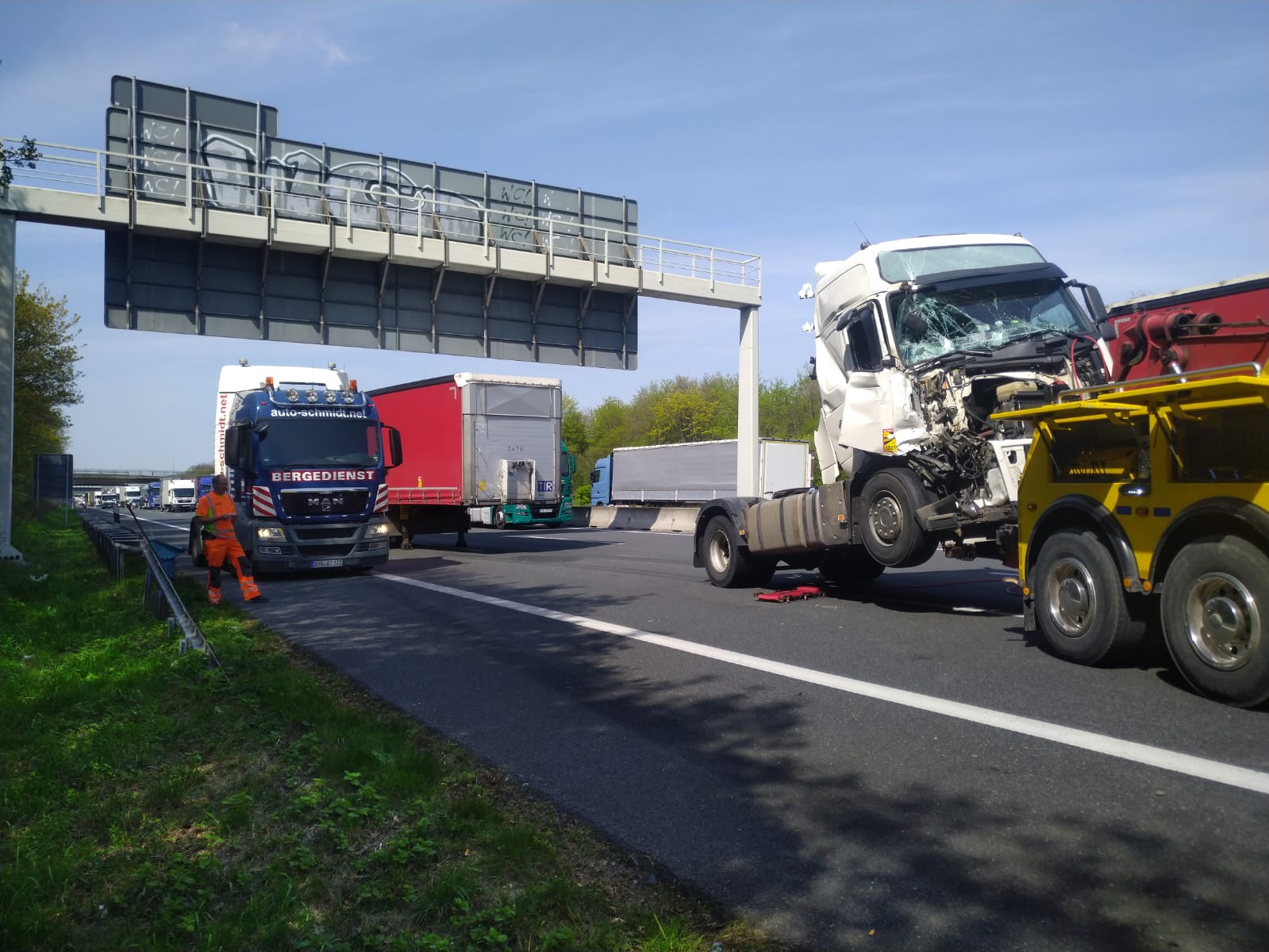 Эвакуация грузовика с автобана после аварии