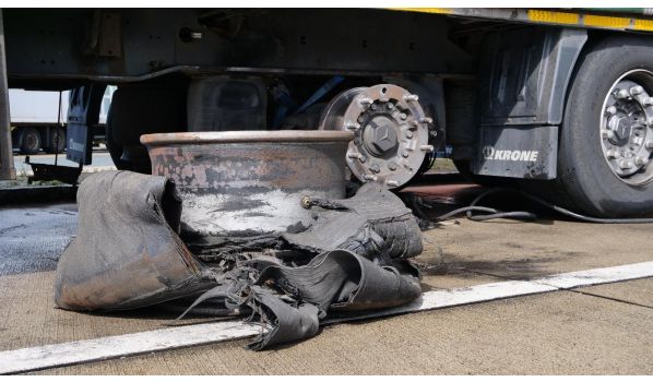 52062 Aachen, schimb de anvelopă pentru o anvelopă spartă de dimensiunea 205/75 R17,5 52062 Aachen, schimb de anvelopă pentru o anvelopă spartă de dimensiunea 205/75 R17,5