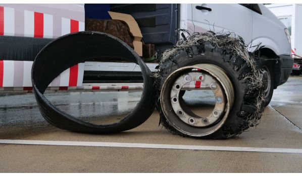 38527 Meine, serviciu anvelope semiremorcă pentru un cauciuc explodat dimensiunea 385/65 R22.5 38527 Meine, serviciu anvelope semiremorcă pentru un cauciuc explodat dimensiunea 385/65 R22.5