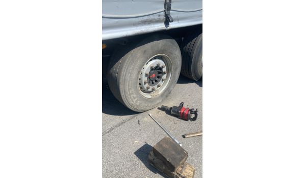 03058 Neuhausen, Mobiler Reifendienst für einen LKW auf dem Standstreifen 03058 Neuhausen, Mobiler Reifendienst für einen LKW auf dem Standstreifen