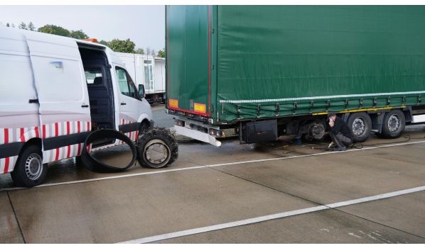 35305 Grünberg, mobiler Reifendienst nachts am Straßenrand 35305 Grünberg, mobiler Reifendienst nachts am Straßenrand