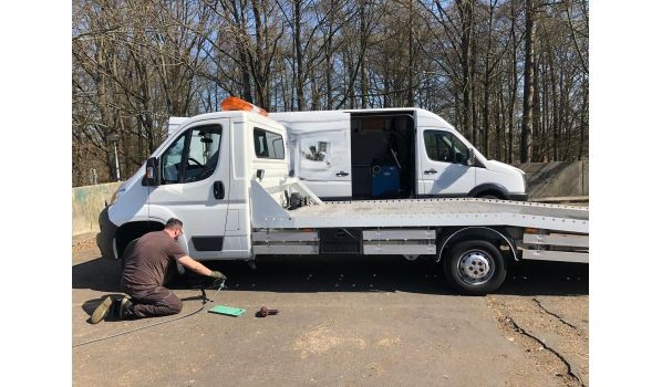 02894 Vierkirchen, mobiler Reifendienst bei Plattfuß auf einem Parkplatz 02894 Vierkirchen, mobiler Reifendienst bei Plattfuß auf einem Parkplatz