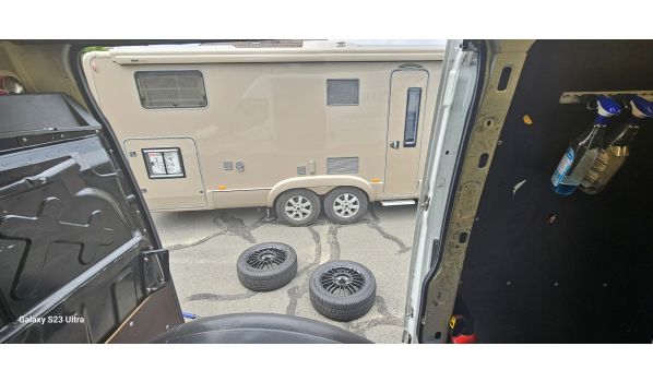 48455 Bad Bentheim, výměna pneumatiky u nízkoložného přívěsu na parkovišti 48455 Bad Bentheim, výměna pneumatiky u nízkoložného přívěsu na parkovišti