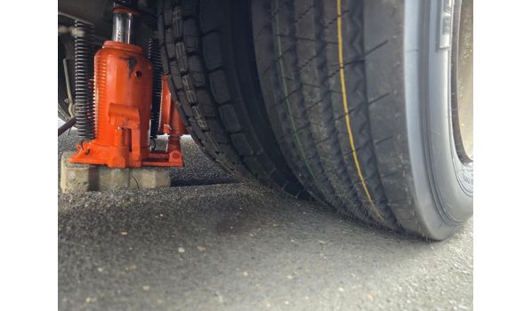 24568 Kaltenkirchen, Auflieger Reifenwechsel auf dem Parkplatz 24568 Kaltenkirchen, Auflieger Reifenwechsel auf dem Parkplatz