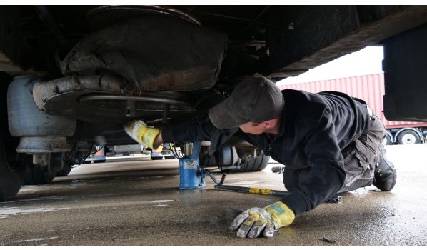 31675 Bückeburg, mobiler Reifendienst für das Anbringen eines Lkw-Reserverads 31675 Bückeburg, mobiler Reifendienst für das Anbringen eines Lkw-Reserverads