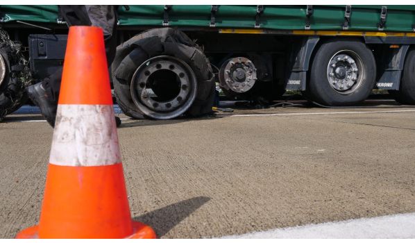 40789 Monheim am Rhein, Výměna pneumatiky nákladního vozu u kraje 40789 Monheim am Rhein, Výměna pneumatiky nákladního vozu u kraje