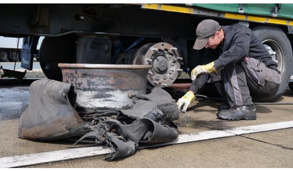 85077 Manching, Auflieger Reifenwechsel neben der A9 85077 Manching, Auflieger Reifenwechsel neben der A9