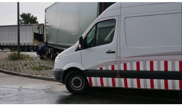 66849 Landstuhl, mobiler Reifendienst auf dem Standstreifen 66849 Landstuhl, mobiler Reifendienst auf dem Standstreifen