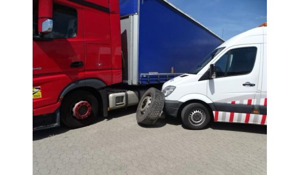87647 Untertingau, Lkw Felgenwechsel neben der Straße 87647 Untertingau, Lkw Felgenwechsel neben der Straße