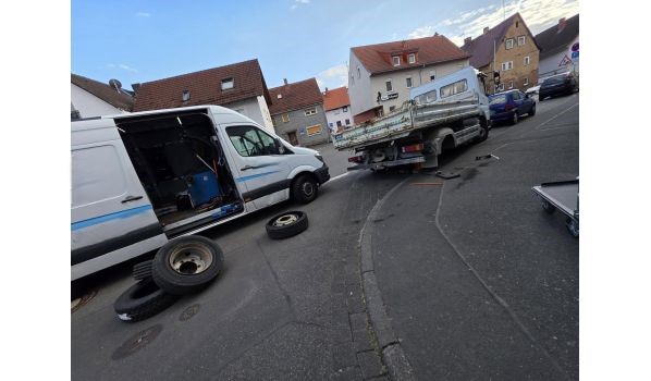 84405 Dorfen, mobilní služba pneumatik s prázdnou pneumatikou před obytným domem 84405 Dorfen, mobilní služba pneumatik s prázdnou pneumatikou před obytným domem