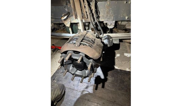 26826 Weener, výměna pneumatiky přívěsu na krajnici 26826 Weener, výměna pneumatiky přívěsu na krajnici