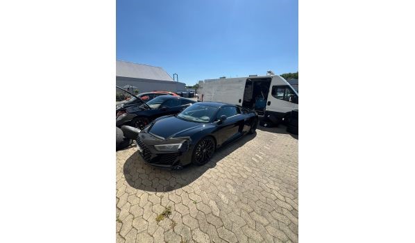 70825 Korntal, mobiler Reifendienst auf einem Parkplatz 70825 Korntal, mobiler Reifendienst auf einem Parkplatz