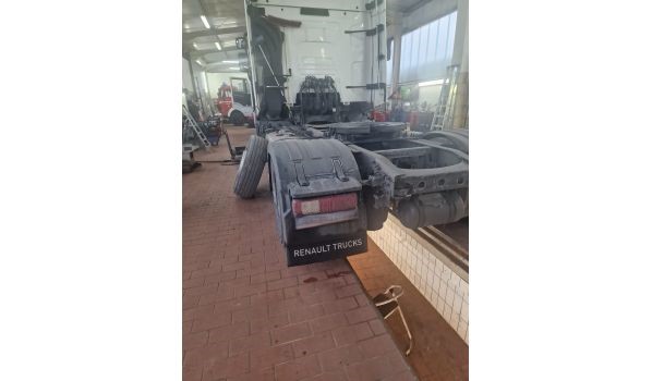 55234 Albig, výměna pneumatiky nákladního vozu na přední nápravě tahače 55234 Albig, výměna pneumatiky nákladního vozu na přední nápravě tahače