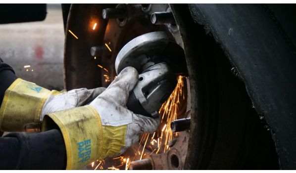41564 Kaarst, Auflieger Radwechsel auf einem Parkplatz 41564 Kaarst, Auflieger Radwechsel auf einem Parkplatz