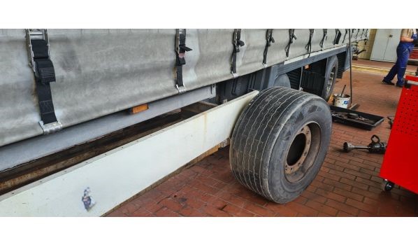 42579 Heiligenhaus, Auflieger Felgenwechsel auf dem Parkplatz wegen Rostschäden 42579 Heiligenhaus, Auflieger Felgenwechsel auf dem Parkplatz wegen Rostschäden