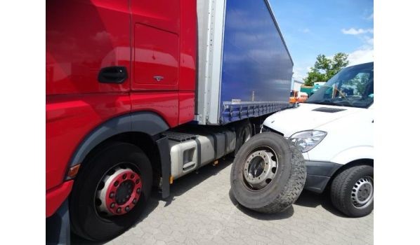 24241 Sören, mobiler Reifendienst für einen Volvo FH auf dem Standstreifen 24241 Sören, mobiler Reifendienst für einen Volvo FH auf dem Standstreifen