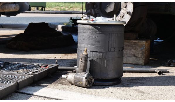 71254 Ditzingen, mobiler Reifendienst und Reparatur kleinerer Pannenschäden an einem Auflieger 71254 Ditzingen, mobiler Reifendienst und Reparatur kleinerer Pannenschäden an einem Auflieger