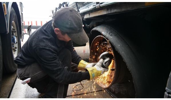 07907 Moßbach, výměna pneumatiky přívěsu na parkovišti 07907 Moßbach, výměna pneumatiky přívěsu na parkovišti