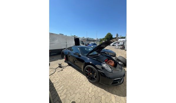 31188 Holle, mobiler Reifendienst mit plattem Reifen auf dem Parkplatz 31188 Holle, mobiler Reifendienst mit plattem Reifen auf dem Parkplatz