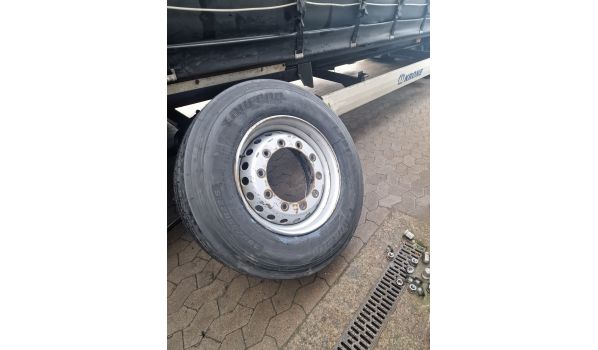 70794 Filderstadt, Auflieger Radtausch mit Felgenwechsel auf dem Parkplatz 70794 Filderstadt, Auflieger Radtausch mit Felgenwechsel auf dem Parkplatz