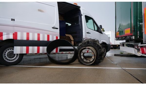 40699 Erkrath, Serwis opon ciężarówki na pasie awaryjnym po pęknięciu 40699 Erkrath, Serwis opon ciężarówki na pasie awaryjnym po pęknięciu