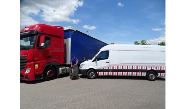 78098 Triberg, Lkw Reifenwechsel auf dem Parkplatz 78098 Triberg, Lkw Reifenwechsel auf dem Parkplatz