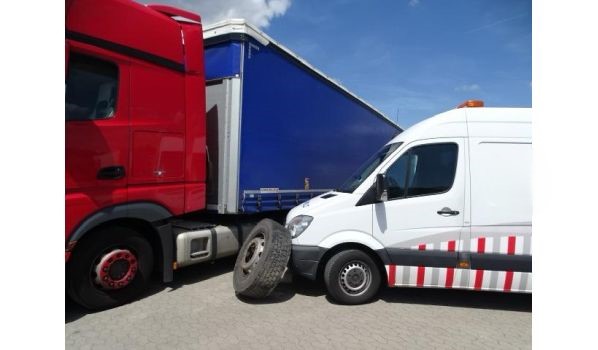 35075 Gladenbach, výměna pneumatiky nákladního vozu na parkovišti 35075 Gladenbach, výměna pneumatiky nákladního vozu na parkovišti