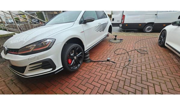 35415 Pohlheim, mobilní služba pneumatik s prázdnou pneumatikou na parkovišti 35415 Pohlheim, mobilní služba pneumatik s prázdnou pneumatikou na parkovišti