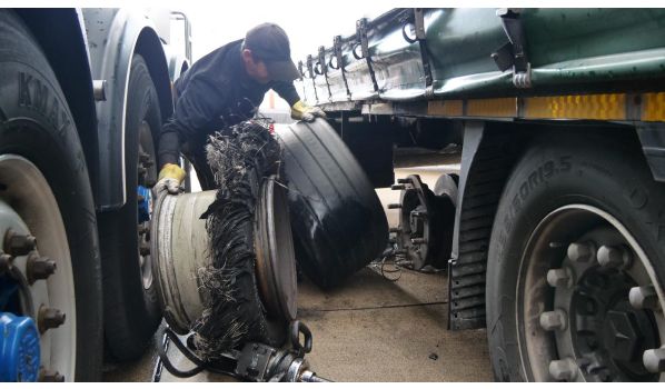 04626 Schmölln, výměna pneumatiky nákladního vozu velikosti 385/65 R22.5 na parkovišti 04626 Schmölln, výměna pneumatiky nákladního vozu velikosti 385/65 R22.5 na parkovišti
